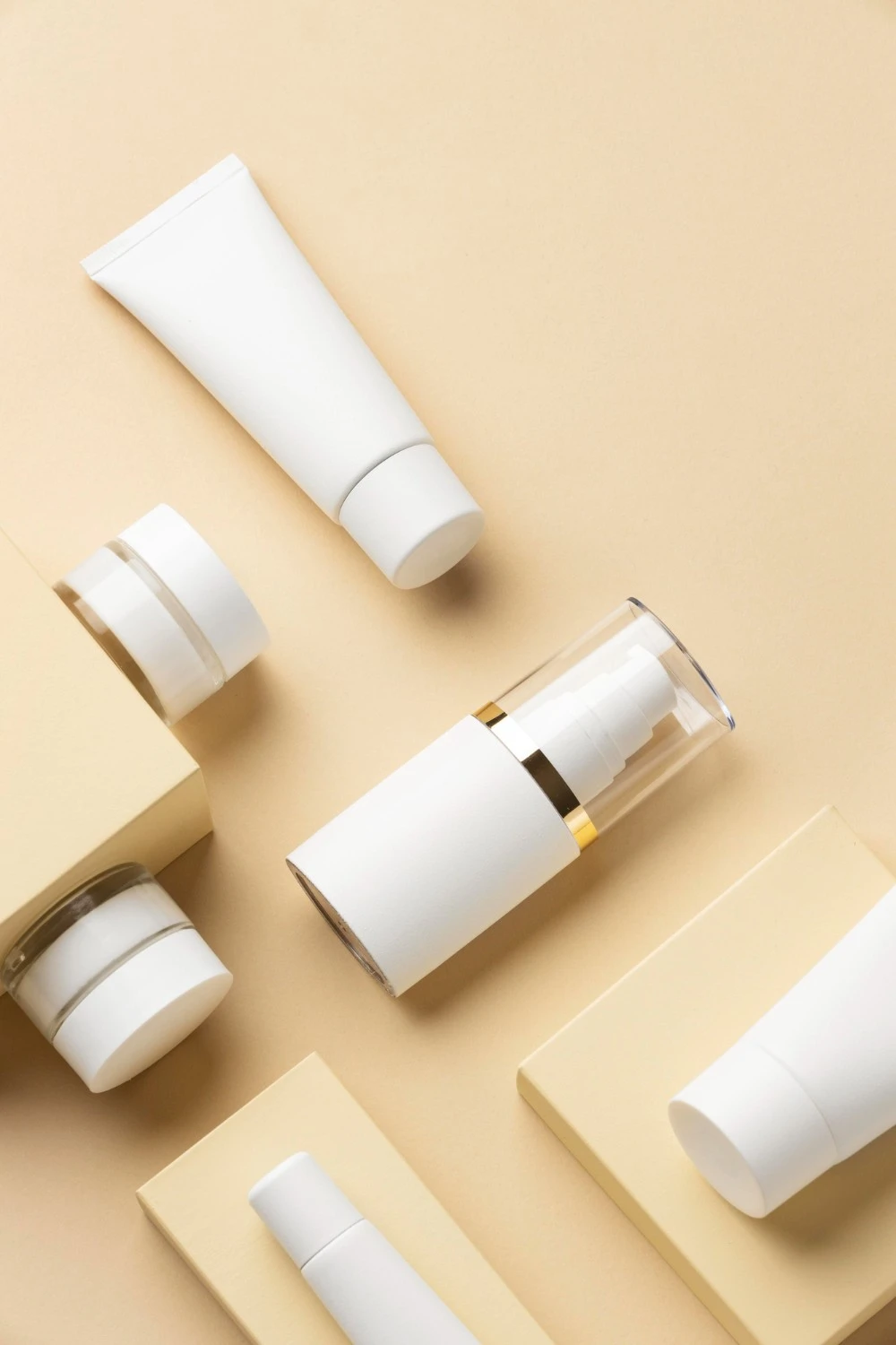 Custom skincare packaging white cosmetic tube pump bottle and cream jars on beige background - Zicail Beauty - Zicail Beauty Custom skincare packaging white cosmetic tube pump bottle and cream jars on beige background - Packaging Customization - Packaging Customization