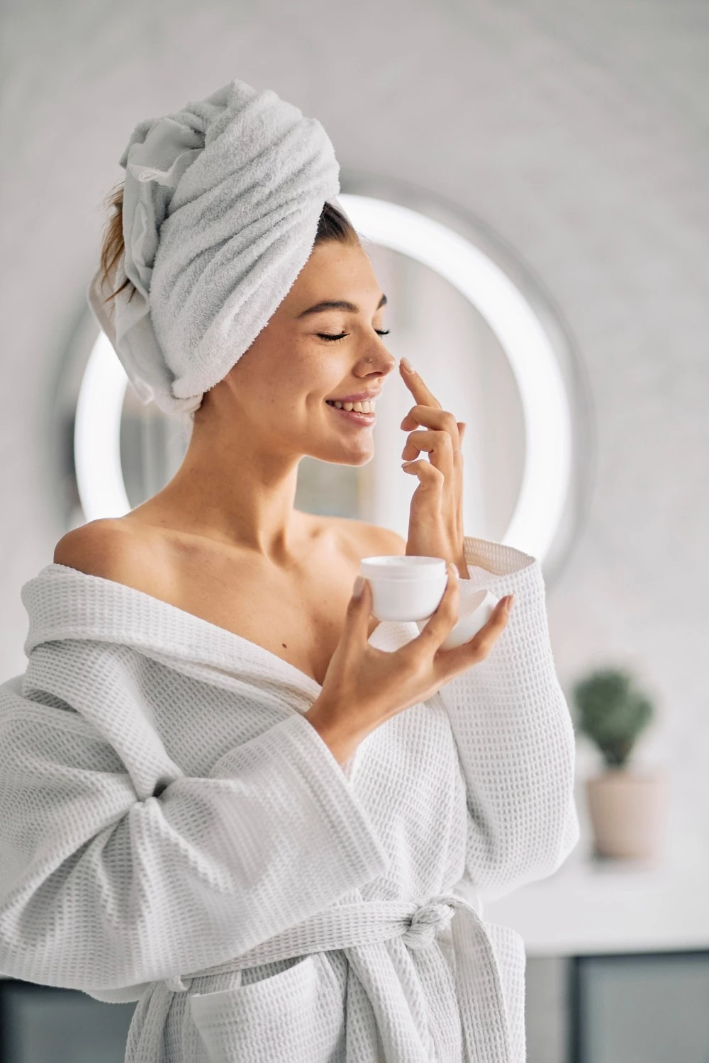 Young woman doing her morning routine - Zicail Beauty - Zicail Beauty Young woman doing her morning routine - <trp-post-container data-trp-post-id='189'>OEM/ODM Skincare</trp-post-container> - OEM/ODM Skincare