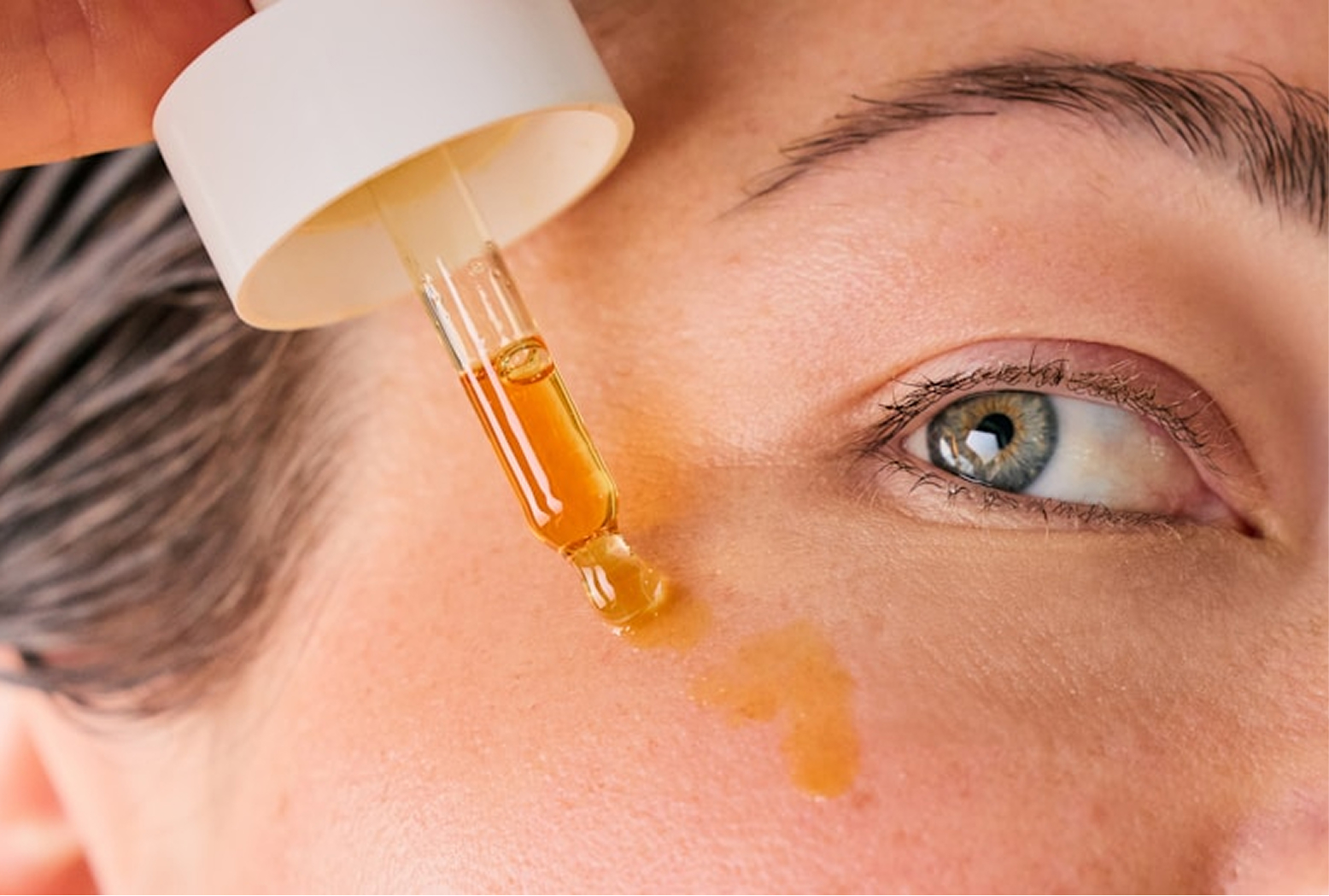 Primer plano de la aplicación del sérum para ojos de la colección de productos personalizados para el cuidado de los ojos - Zicail Beauty - Zicail Beauty Primer plano de la aplicación del sérum para ojos de la colección de productos personalizados para el cuidado de los ojos - Zicail Beauty - Belleza Zicail