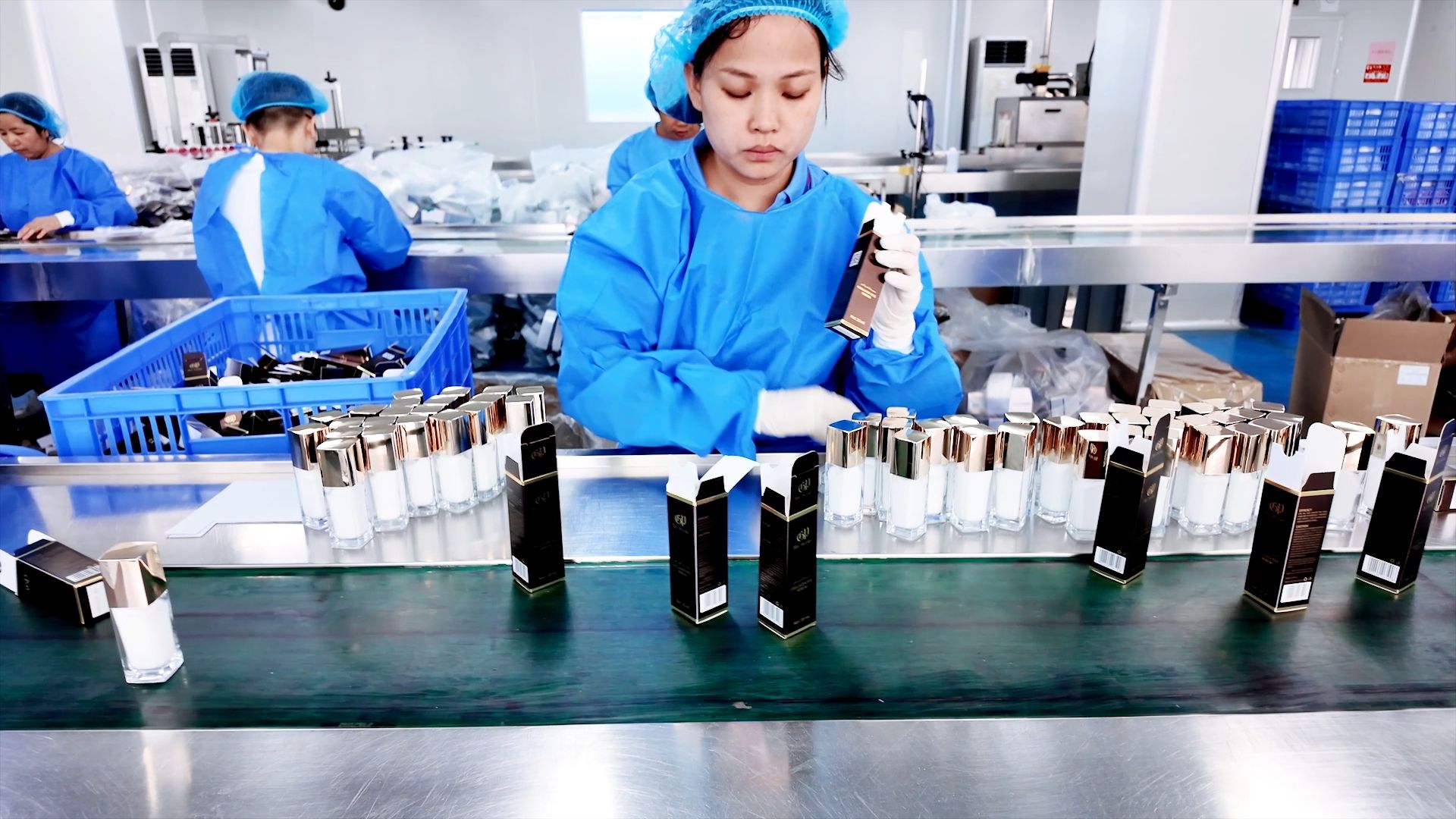 Cosmetic packaging inspection factory worker checking finished skincare bottles and cartons on production line - Zicail Beauty Cosmetic packaging inspection factory worker checking finished skincare bottles and cartons on production line - How to Start a Sunscreen Brand: Formula, Testing & Launch