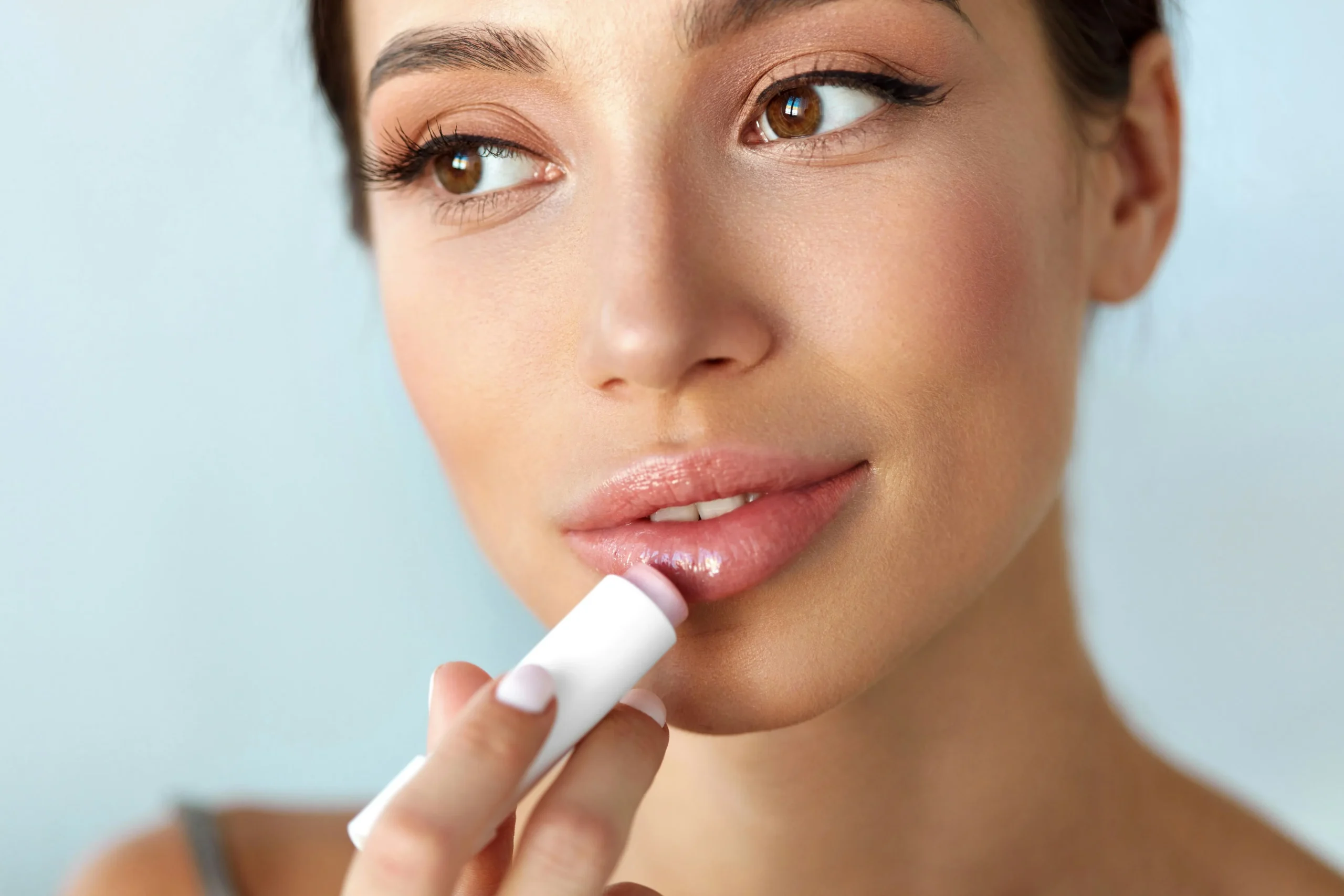 Mujer aplicándose bálsamo labial para la colección de productos de cuidado labial de marca propia - Zicail Beauty - Zicail Beauty Mujer aplicándose bálsamo labial para la colección de productos de cuidado labial de marca propia - Zicail Beauty - Belleza Zicail