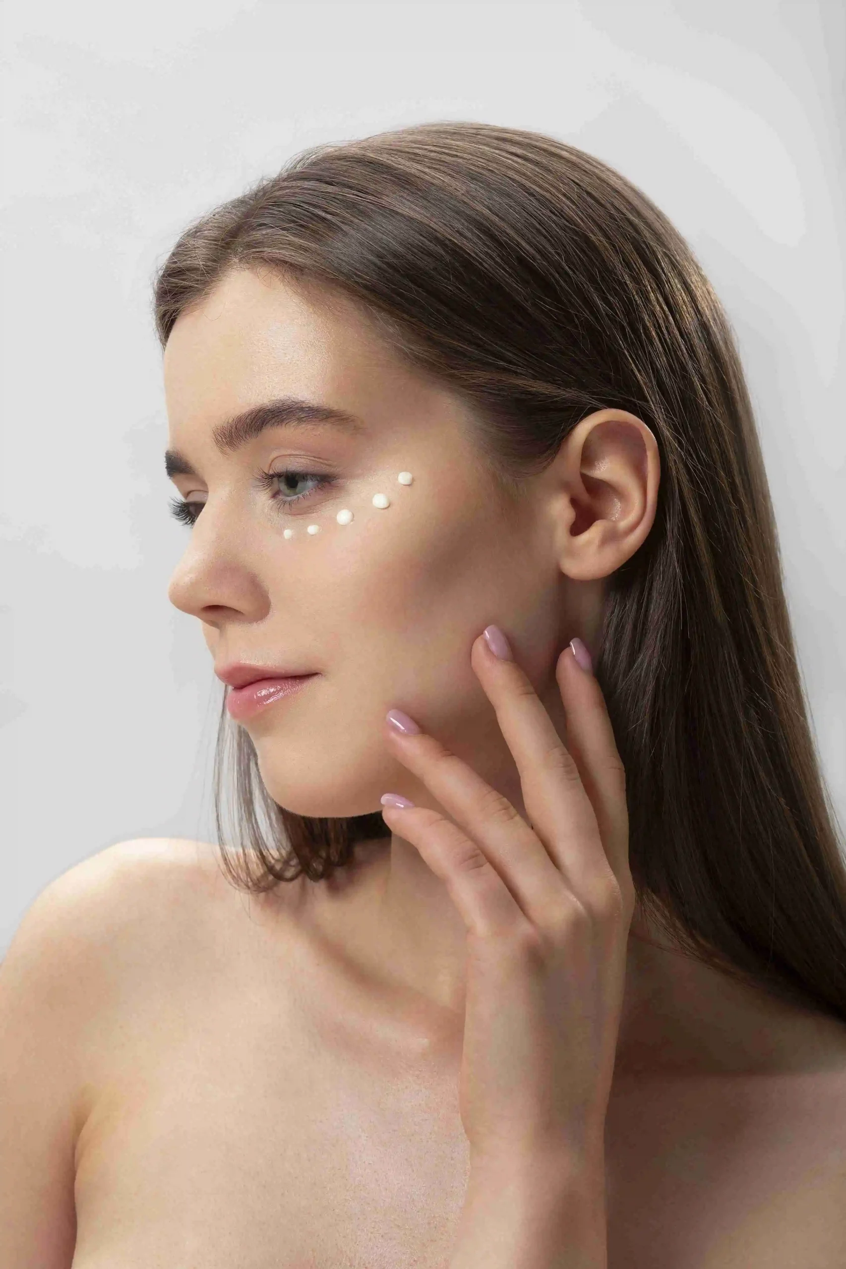 side view woman using eye cream - Zicail Beauty - Zicail Beauty side view woman using eye cream - <trp-post-container data-trp-post-id='189'>OEM/ODM Skincare</trp-post-container> - OEM/ODM Skincare