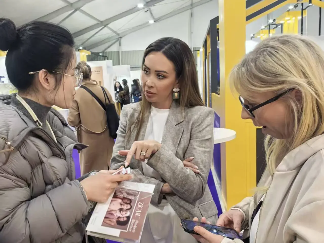 zicail sales manager lucy is talking to customers - Zicail Beauty - Zicail Beauty zicail sales manager lucy is talking to customers - <trp-post-container data-trp-post-id='283'>Brightening Skincare Solutions</trp-post-container> - Zicail Beauty